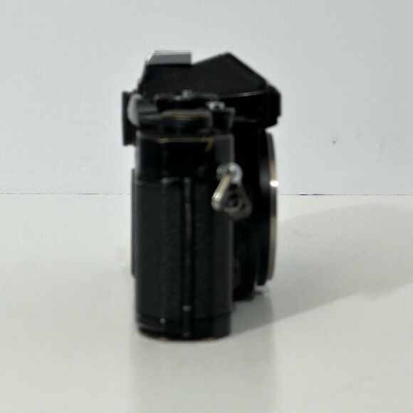 Vintage Nikon FE 35 mm SLR film camera body - Picture 2 of 9